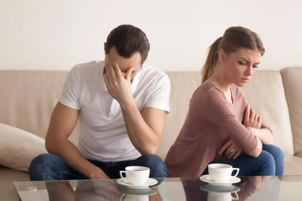 Comportement d’un homme frustré dans une relation : les 10 signes révélateurs Comportement d'un homme frustré dans une relation