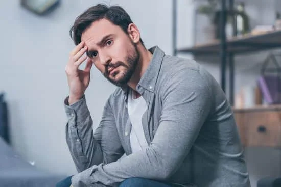 Comportement d’un homme frustré dans une relation
