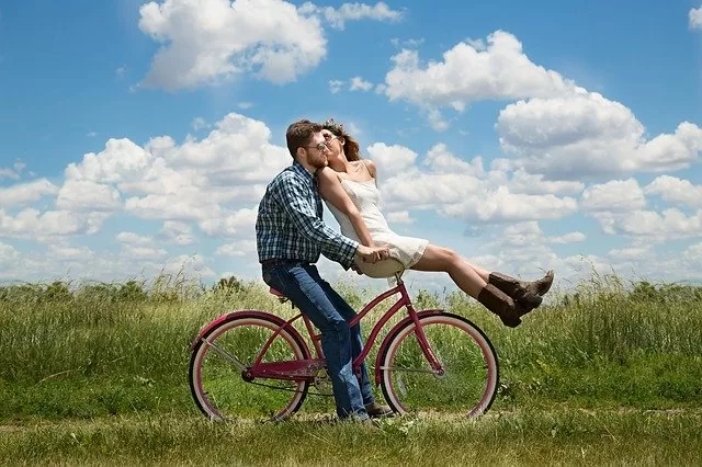 Être avec un homme qui n'a pas d'argent promenades à vélo