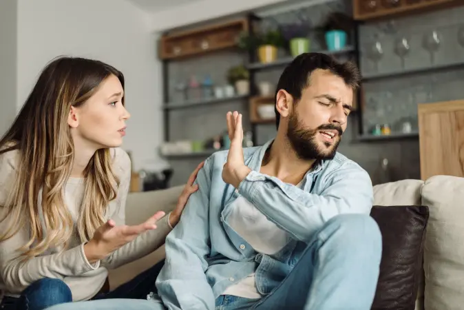Il t’exclut de ses activités sociales et familiales importantes