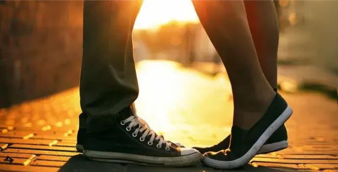 Qui doit faire le premier pas dans une relation amoureuse
