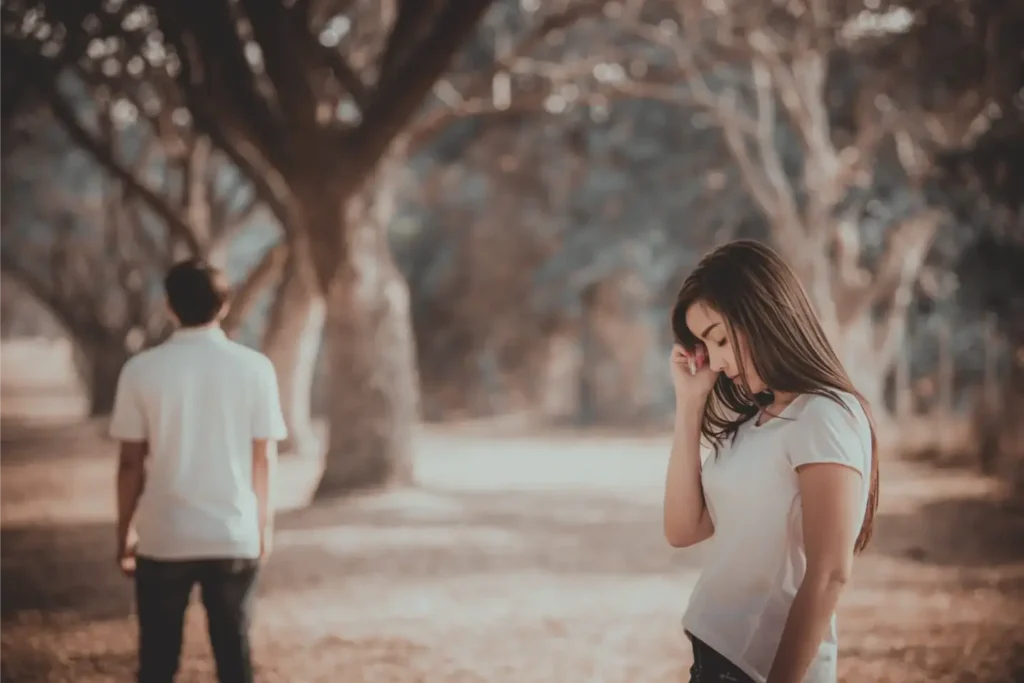 Une femme qui prend ses distances : voici 10 raisons possibles