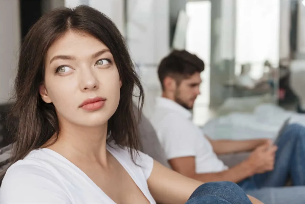 Voici les 10 raisons pour lesquelles il est distant mais ne me quitte pas