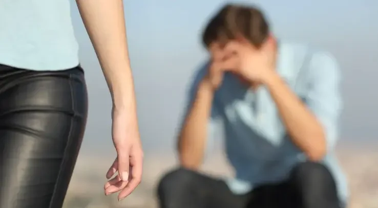 homme en couple qui pense à une autre femme