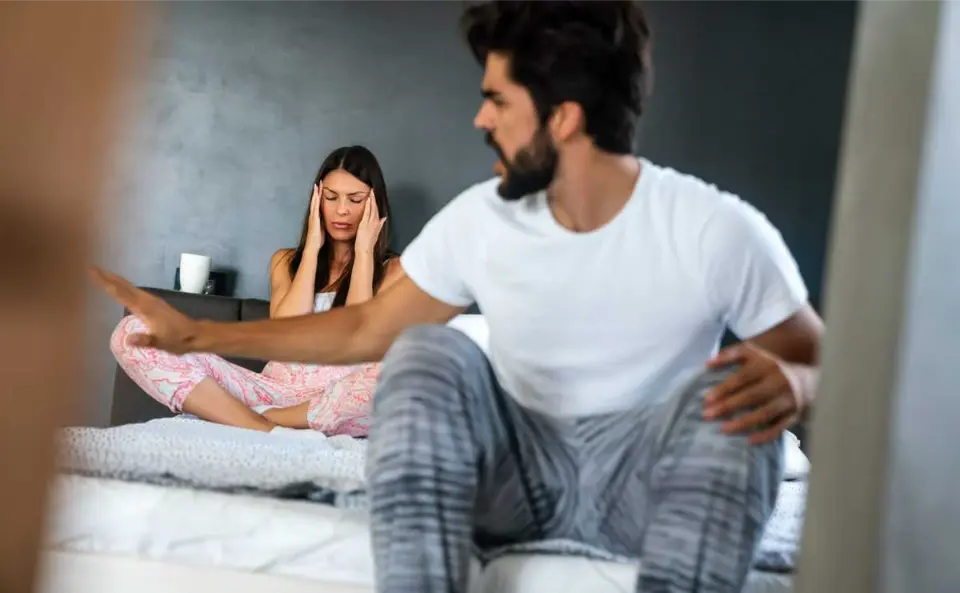 montre peu d'enthousiasme ou d'effort pour passer du temps ensemble