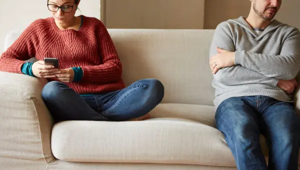 Combien de temps un homme peut bouder - Il boude et m'ignore pendant des jours