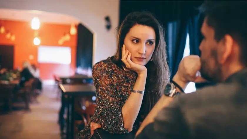 Comment reagir de maniere appropriee si elle mentionne son partenaire