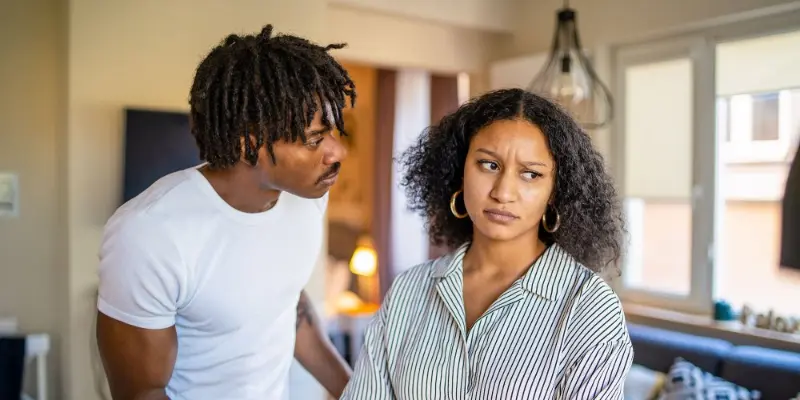 Signes qu’une fille ne vous aime pas - Elle semble mal à l'aise en votre présence