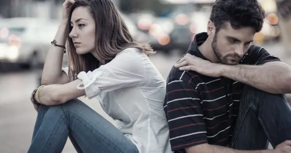 Il hésite à vous quitter pour éviter de vous blesser