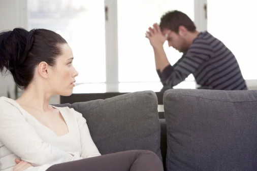 Il vous isole de vos amis et de votre famille
