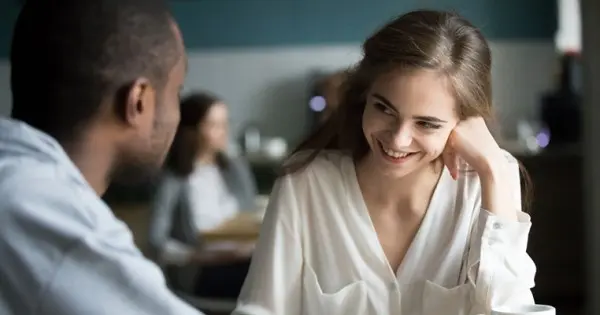 Pourquoi est ce que certaines filles en couple se montrent receptives aux avances