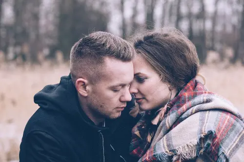 Une femme doit-elle être soumise dans une relation amoureuse