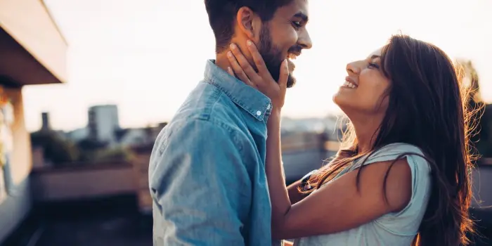 Comment agit un homme qui est attire par une femme