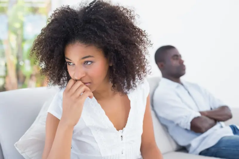 Prendre ses distances pour faire réagir un homme ()