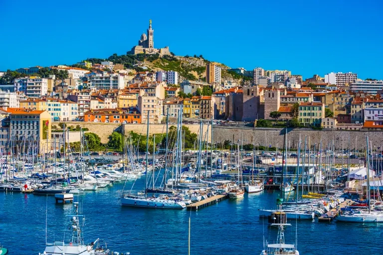 Espaces familles, salons fauteuils, salles de jeux et détente pour tous