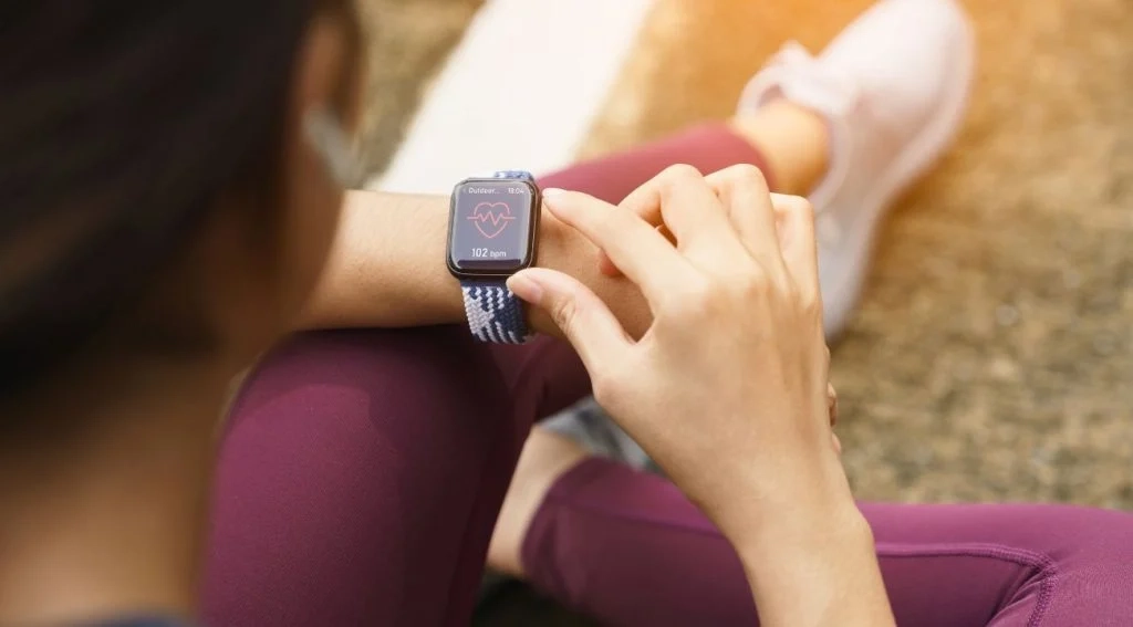 Pourquoi les montres connectées séduisent autant les femmes en couple