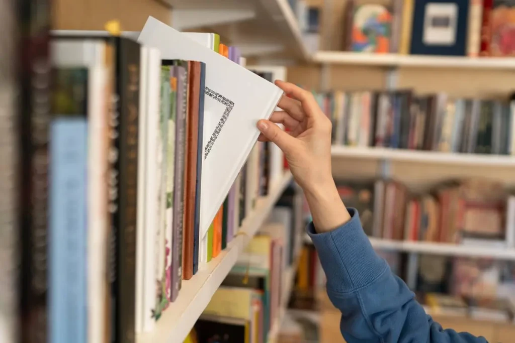 Des univers magiques entre vos livres grâce aux book nooks magiques univers livres